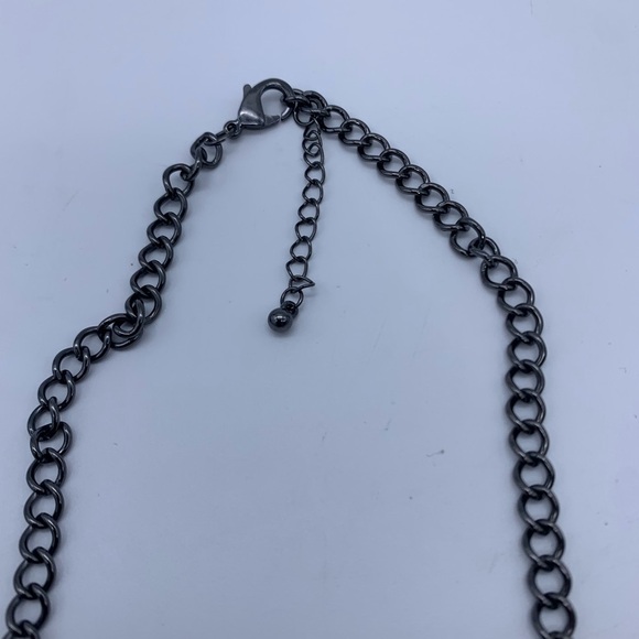 Vintage UV Lucite Ivory Cream Faced Acrylic Statement Necklace With Ornate Chain - Picture 10 of 11